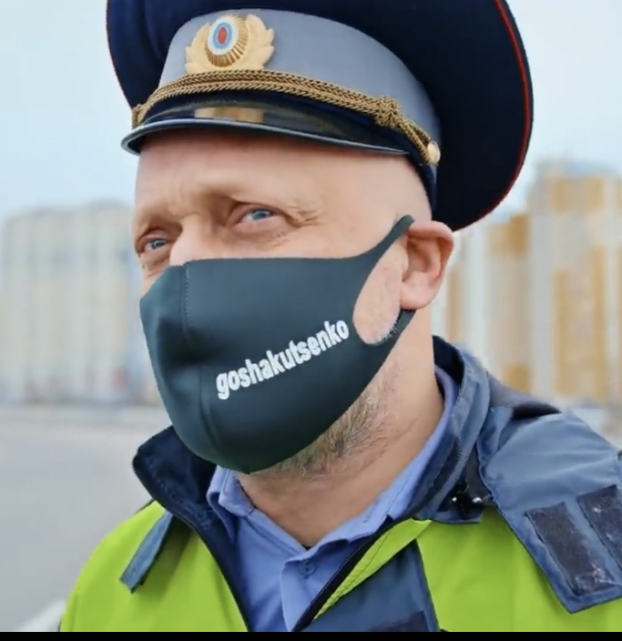звезды и актеры в масках защитных неопреновых Гоша Куце́нко (настоящее имя — Ю́рий Гео́ргиевич Куце́нко; род. 20 мая 1967, Запорожье, Украинская ССР, СССР) — российский актёр театра, кино, телевидения и дубляжа, кинорежиссёр, сценарист, продюсер, певец и общественный деятель. Заслуженный артист Российской Федерации
